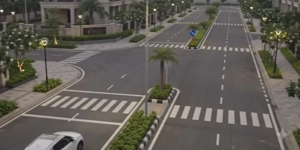 Tree-lined internal avenue